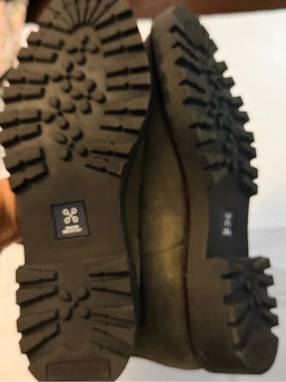 Caslon suede chukka